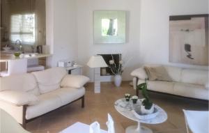 Maisons de vacances Beautiful Home In Lambesc With Outdoor Swimming Pool, Wifi And 3 Bedrooms 2 : photos des chambres