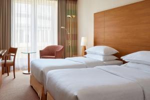 Superior Twin Guest Room room in Sheraton Duesseldorf Airport Hotel