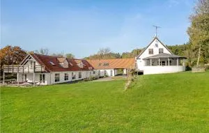 Cozy Apartment In Gudhjem With Kitchen - Rø