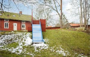 4 Bedroom Lovely Apartment In Orrefors