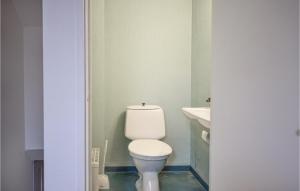 4 Bedroom Lovely Apartment In Orrefors