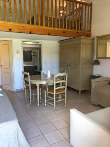 Hotels Hotel Terriciae Maussane : Chambre Familiale avec Salle de Bains Privative