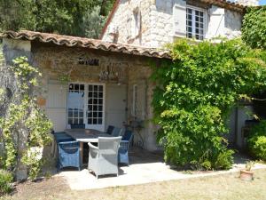 Maisons de vacances Attractive holiday home in Tourrettes with private pool : photos des chambres