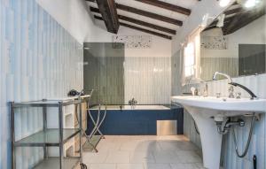 Maisons de vacances Nice Home In Le Plan-De-La-Tour : photos des chambres