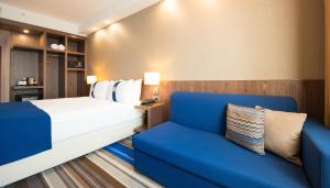 Standard Double Room with Sofa Bed - Smoking room in Holiday Inn Express Istanbul Airport