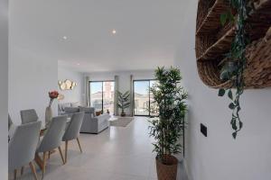 2 Bed Apartment at Estepona Hills with great Sea Views!