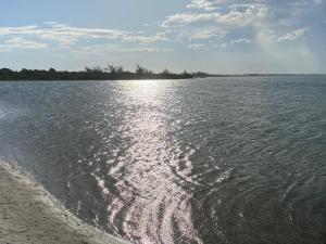 Apartamento no Golden Lake - pé na areia, agua de côco e cervejinha