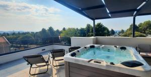 Azzurro apartment - with rooftop jacuzzi