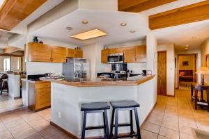 2 Br With Open Floor Plan & Updated Kitchen Condo