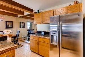 2 Br With Open Floor Plan & Updated Kitchen Condo