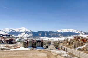 2 Br With Open Floor Plan & Updated Kitchen Condo