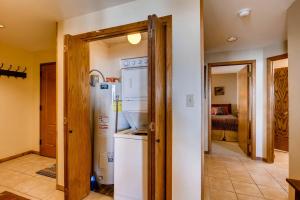 2 Br With Open Floor Plan & Updated Kitchen Condo