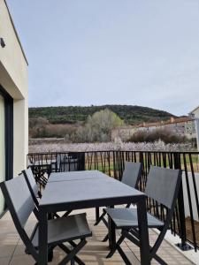 Appartements Les Papillos du Ventoux - Le Petit Sylvain - een slaapkamer met terras : photos des chambres