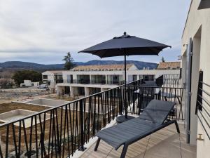 Appartements Les Papillos du Ventoux - Le Petit Sylvain - een slaapkamer met terras : photos des chambres