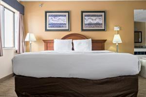 King Suite with Balcony - Non smoking room in Quality Inn Storm Lake