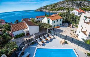 Vacation house with heated swimming pool 70 meters from the beach-Bobanac