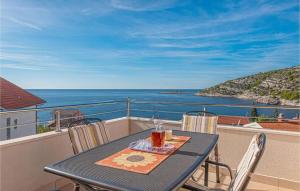 Vacation house with heated swimming pool 70 meters from the beach-Bobanac