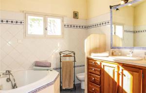 Maisons de vacances Nice Home In Malataverne With Outdoor Swimming Pool : photos des chambres