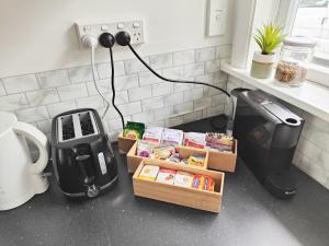 Lake, mountain view cottage - near major attractions