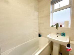 KozyGuru Wigan 2BR 4Beds Newly Refurbished Stylish Holiday House Close to Big Retail Park UWNE034