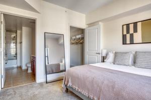 Logan Circle 2BR w Gym WD Pool nr bars WDC-481