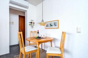 Lovely Apt with Pool by Costarentals - Ref 07