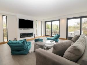 2 White Rock Court