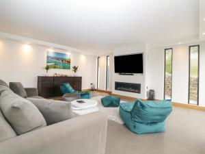 2 White Rock Court