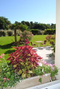 Hotels Hotel Logis Entre Beauce et Perche : Chambre Lits Jumeaux Supérieure - Vue sur Jardin