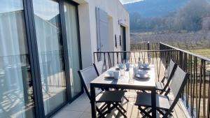 Appartements Les Papillons du Ventoux - La Petite Tortue - een slaapkamer met terras : photos des chambres