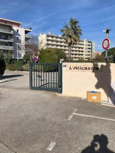 Le Lavandou studio au calme avec parking privé et terrasse idéal 4 personnes possible a 6