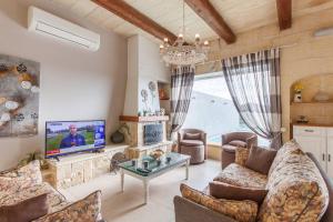 Twilight Gozitan Farmhouse With Pool - Happy Rentals