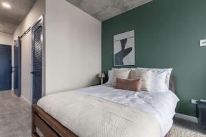 W Loop Studio w Gym Pool nr Fulton Mkt CHI-205