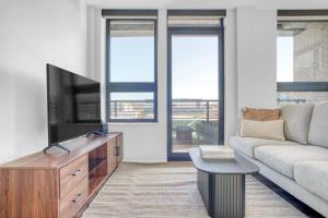 Congress Park 2BR w Gym Pool nr shops dining DEN-135