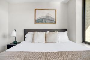 Congress Park 2BR w Gym Pool nr shops dining DEN-135