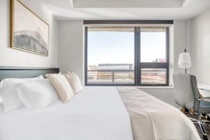 Congress Park 2BR w Gym Pool nr shops dining DEN-135