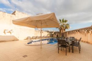 Centre Island Gozitan Farmhouse & Pool - Happy Rentals