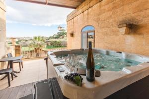 Centre Island Gozitan Farmhouse & Pool - Happy Rentals