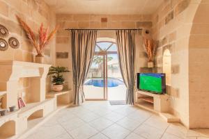 Centre Island Gozitan Farmhouse & Pool - Happy Rentals