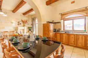 Centre Island Gozitan Farmhouse & Pool - Happy Rentals