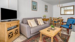Seaview apt with pool by Costarentals - Ref 188