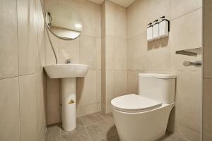 Phòng Giường Đôi Lớn 211 (Double Queen Bed 211)