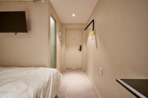 Phòng Giường Đôi Lớn 213 (Double Queen Bed 213)