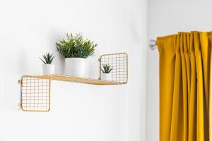 BROADWAY SUITE - Newly refurbished stylish apartment with FREE PRIVATE PARKING - Great location