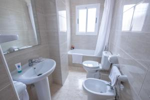 One-Bedroom Apartment with Terrace (2 adults + 2 children from 2 to 11) room in Apartamentos California