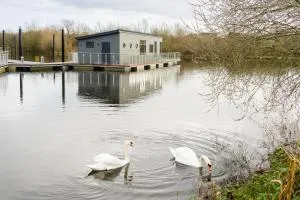 Berth 6 on Upton Lake, Upton-upon-Severn Home on Water - Earls Croome