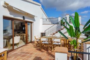 Luxury villa with pool by Costarentals - Ref 53