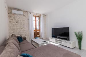 Spacious seafront apartments Karlo