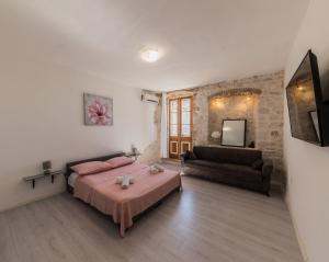 Spacious seafront apartments Karlo