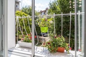 Boutique 100sqm apARTment & 2 Bathrooms & Next to Sea Garden & Parking & HBO & Netflix